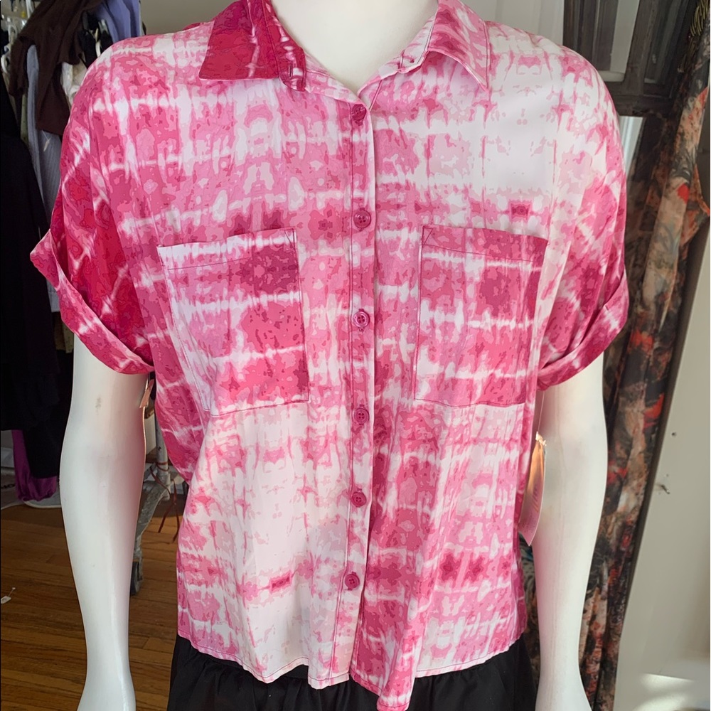Lularoe NWT Amy short sleeve blouse in tie dye look. Pink and white design. XS